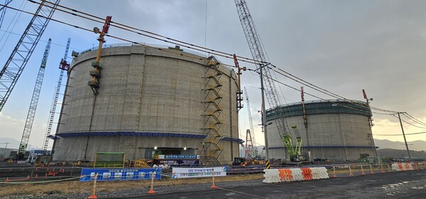 ▲ 동북아LNG허브터미널이 상량식을 마친 1~2호 LNG저장탱크가 위용을 뽐내고 있다.