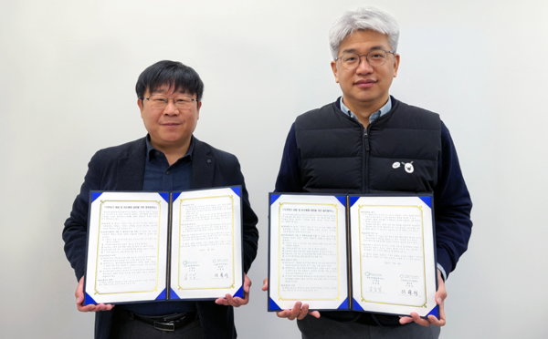 ▲이용성 서울에너지드림센터장(왼쪽)과 김상엽 기후환경네트워크 사무총장이 업무협약식에서 기념촬영을 하고 있다.