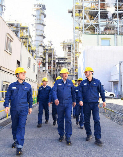 ▲ 안와르 알 히즈아지 S-OIL CEO가 온산 공장을 방문해 현장을 둘러보고 있다.