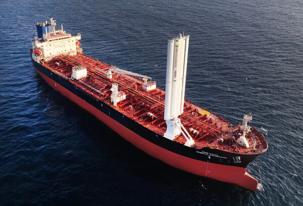 ▲ HD한국조선해양이 자체 개발한 ‘윙세일’ 시제품의 해상 실증 모습.