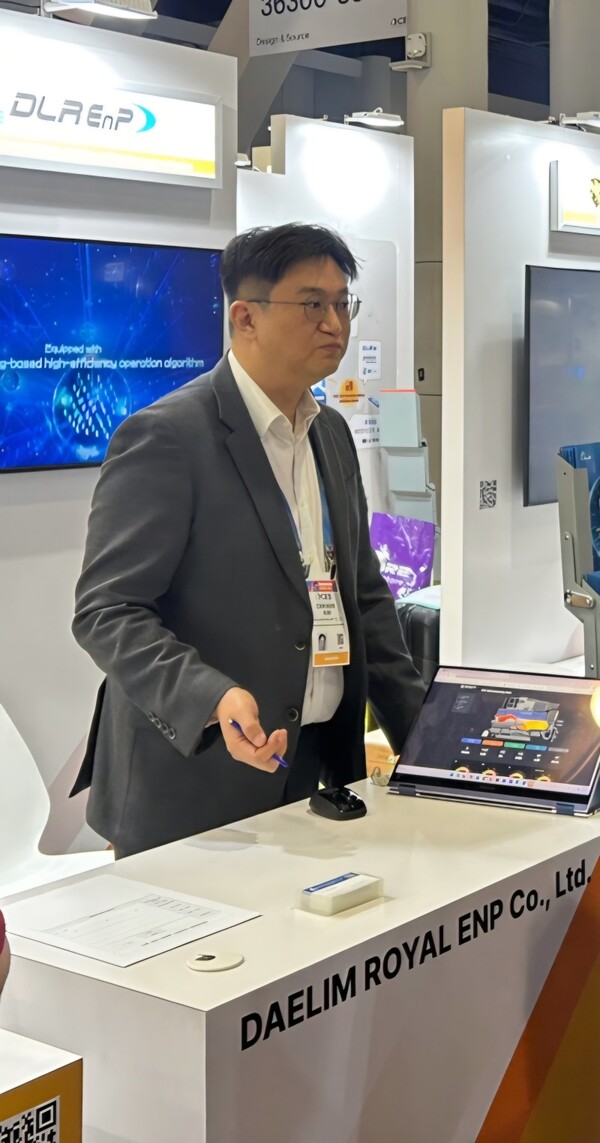 ▲ CES 2026서 대림로얄이앤피 관계자가 상담을 하고 있다. 