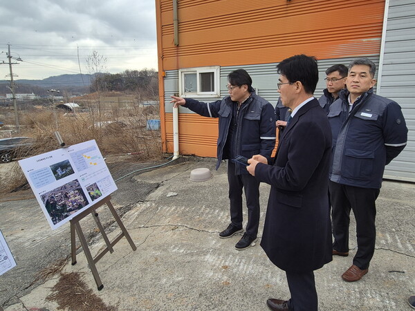 ▲서성재 기술안전부사장이 지난 9일 고양창릉복합건설본부를 방문해 발전소 사업부지를 살펴보며 착공 준비상태를 점검하고 있다.