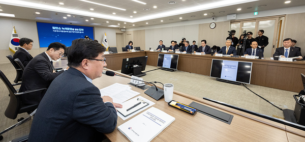 ▲김성환 장관이 산하 공공기관 대표들과 대화를 나누고 있다.