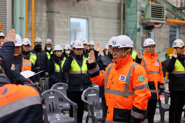 ▲김준동 사장이 12일 신세종빛드림본부를 찾아 발전소 터빈동에서 노동조합 대표 및 상주 협력사 대표와 함께 안전다짐대회’를 개최했다.