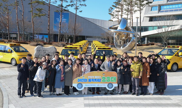 ▲안심카 플러스 차량 전달식 참석자들이 차량을 배경으로 기념촬영을 하고 있다.