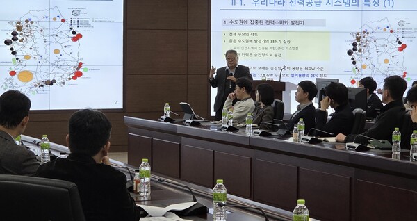 ▲전영환 교수가 '2050 탄소중립 및 에너지전환을 위한 동서발전의 전원개발 방향'을 주제로 강연하고 있다.