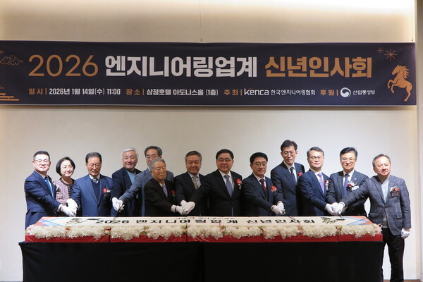 ▲신년을 축하하는 나눔떡 컷팅 행사가 진행되고 있다.