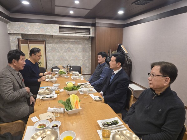 ▲ 유수륜 환경에너지협동조합 이사장이 이영채 한국LPG판매협회중앙회 회장 및 임원진들과 업계 현안에 대해 논의하고 있다.