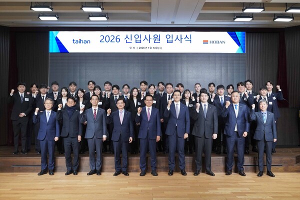 ▲대한전선 경영진과 신입사원들이 기념촬영을 하는 모습.