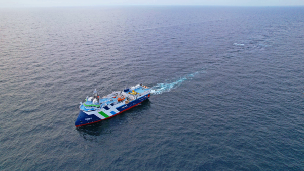 ▲&nbsp;최첨단 물리탐사연구선 탐해3호’가 스트리머를 전개한 모습.