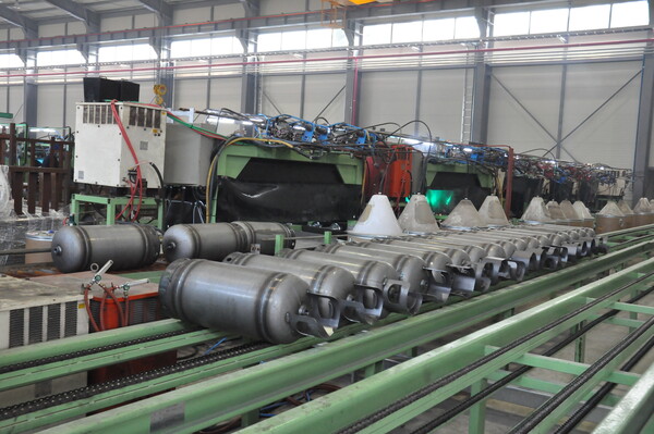 ▲ 이란 사태를 비롯한 지정학적 불안으로 강세를 보이는 국제LPG가격에 2월 국내LPG가격 인상이 불가피하지만 설명절을 앞두고 있어 동결 가능성도 점쳐지고 있다. 사진은 LPG용기 제조공장의 내부 모습.