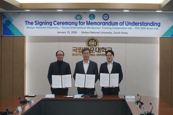 ▲Lu, Chan Yu 대만국제풍력교육공사 대표(왼쪽부터), 송하철 국립목포대학교 총장, 서정욱 티유브이슈드코리아 대표이사가 MOU 직후 기념촬영을 하고 있다.