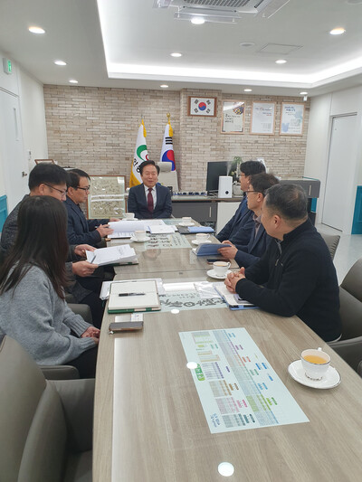 ▲ 이동엽 가스안전공사 경북북부지사장이 권기창 안동시장과 면담을 통해 2026년도 주요 가스안전관리 업무 추진방향에 대해 설명하고 있다.