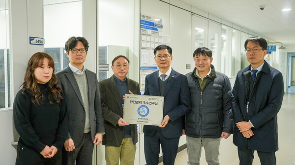 ▲김남균 원장(왼쪽 네번째)이 안전관리 최우수 연구실에 선정된 '절연재료화학실험실' 구성원들과 기념 사진을 찍고 있다.