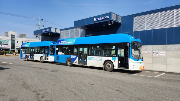 ▲ 경기도가 친환경차 보급 확대를 위해&nbsp;6928억원을 지원한다. 사진은 수소충전소에서 충전 중인 수소버스.