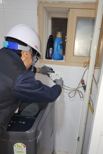 ▲ ﻿콘센트형 CO 경보차단기를 설치하고 있다.