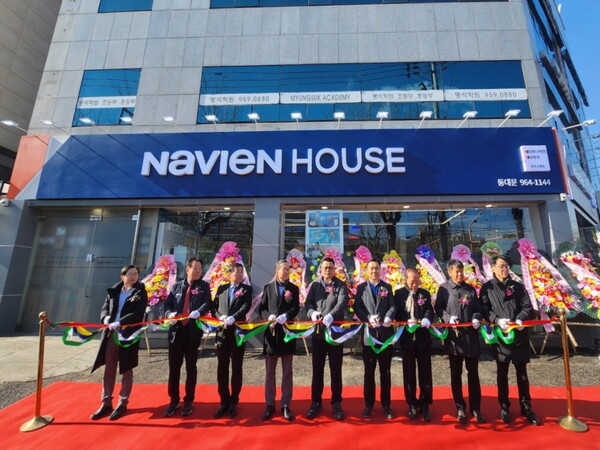 ▲ 경동나비엔이 체험매장 '나비엔하우스 동대문점'을 오픈하고 기념촬영을 하고 있다.