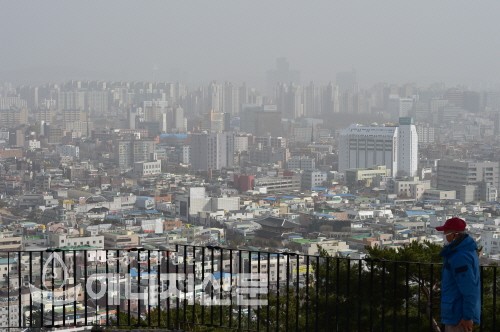 미세먼지로 뿌옇게 변한 하늘.