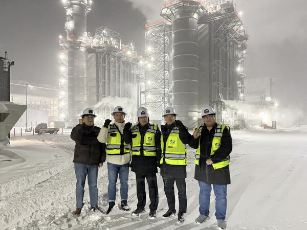 ▲박영철 경영기획부사장(가운데)이 현지시간 20일, 영하 20도의 혹한 속에서 미국 나일스 발전소를 찾아 관계자들과 기념촬영을 하고 있다. 