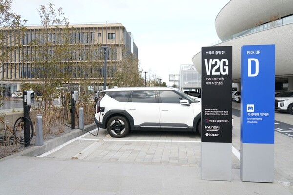 ▲ 제주 쏘카 터미널에 설치된 ‘V2G(Vehicle to Grid)’ 시범사업 현장의 모습.