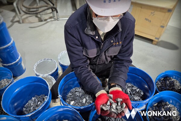 ▲ 원자재 텅스텐 카바이드를 확인, 관리하는 원강 생산 현장. 제공=㈜원강
