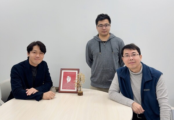 ▲(왼쪽부터) 오명환 교수, 동라이 판 연구원, 최원용 교수