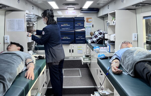▲ 지난 22일 원주 한국광해광업공단 본사에 마련된 대한적십자사 헌혈차에서 공단 임직원들이 헌혈하고 있다.