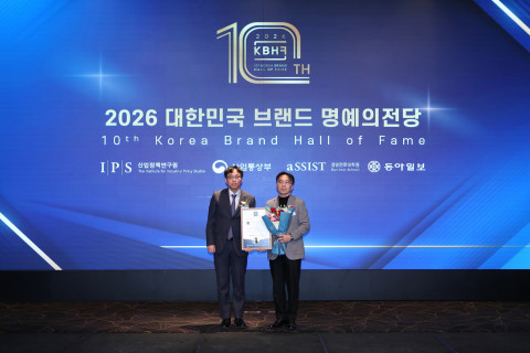 ▲ 손수홍 STLC 영업마케팅본부 부사장(우)이 시상식에서 수상하고 있다.