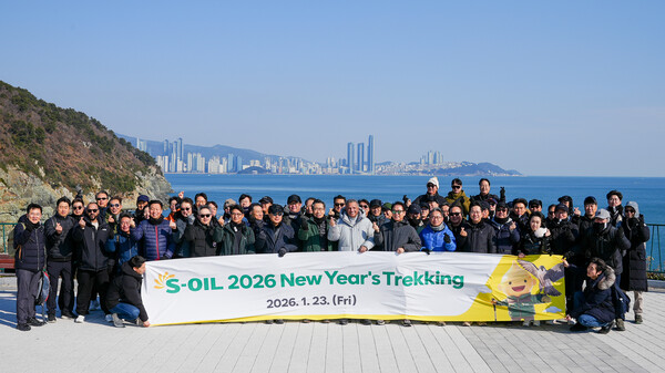 ▲ 안와르 알 히즈아지 S-OIL CEO(가운데)를 비롯 임직원들이 2026년 신년 트래킹 행사 후 단체 기념 촬영을 하고 있다.
