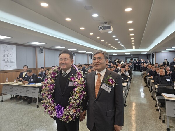 ▲ 기계설비건설협회 허용주 신임회장이 조인호 전임 회장과 기념 촬영을 하고 있다.