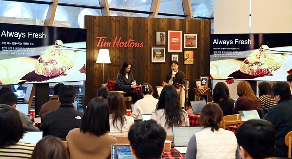 ▲ 팀홀튼 신논현점에서 열린 ‘2026 뉴이어 웜업’행사에서 안태열CBO가  ‘경영 2기’ 비전을 발표하고 있다. 팀홀튼은 한국 소비자의 높은 수준을 고려한 로컬 메뉴와 공간 혁신을 통해 글로벌 시장의 이노베이션을 견인하겠다는 포부다. / 제공=팀홀튼