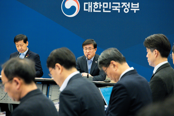 ▲ 김성환 기후에너지환경부 장관이 28일 서울 중구 대한상공회의소에서 열린 민관 합동 K-GX(한국형 녹색전환) 추진단 출범식에 참석하여 모두 발언을 하고 기념촬영을 하고 있다.