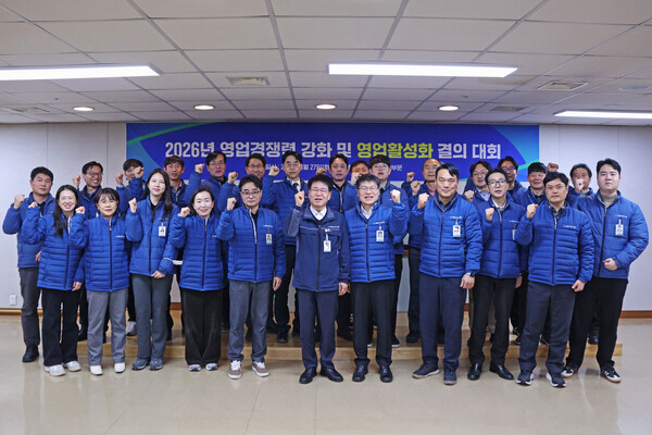 ▲ 서울도시가스 임직원들은 고객의 ‘행복’과 회사의 핵심 목표인 ‘지속성장’ 경영을 위해&nbsp;도시가스 신규 수요개발이라는 영업목표를 반드시 완수하겠다고 다짐했다.