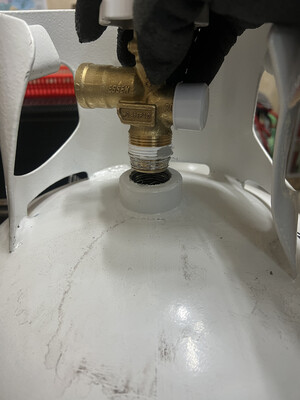 ▲ LPG용기에서 분리된 밸브를 장갑을 끼고 맞춰 보이는 모습.