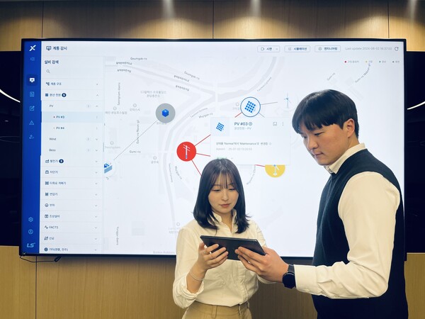 ▲LS일렉트릭 직원들이 OMS 계통감시 화면을 통해 배전망 상태를 점검하고 있다.