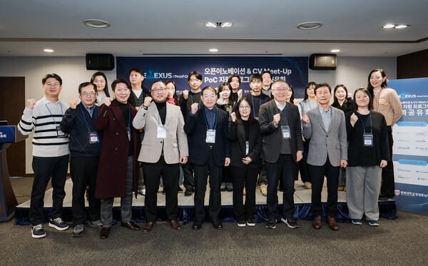 ▲ 오픈이노베이션 & CV Meet-up PoC 지원 프로그램 성과공유회에서 (왼쪽부터) 충북대 창업지원단 및 관계자, 우수기업으로 선정된 6개 바이오 스타트업 관계자들이 기념촬영을 하고 있다.