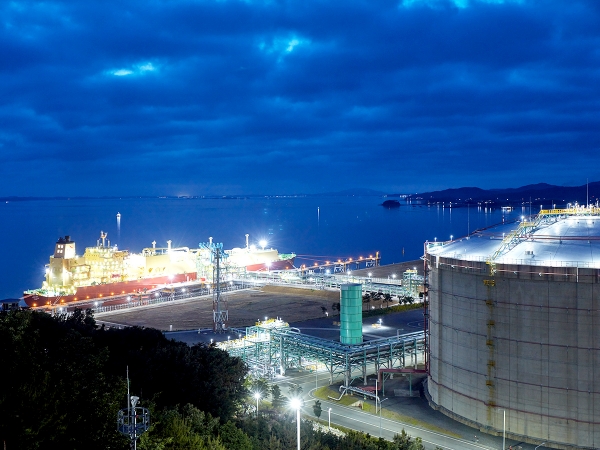 2025년 LNG 직수입사의 수입량은 전년대비 1.7% 증가한 1244만톤을 기록했다. 이는 지난해 국내 LNG 총 수입량 4672만톤 중 26%에 해당하는 양이다. (사진은 LNG직수입을 하고 있는 보령LNG터미널 야경)