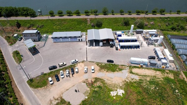 ▲ 수소충전소, 제어및전기실, 압축 및 저장실, 수소출하설비, 수소추출기, CO2포집장치, 직접수소연료전지 등을 갖춘 충주바이오가스 수소생산 플랜트의 전경.