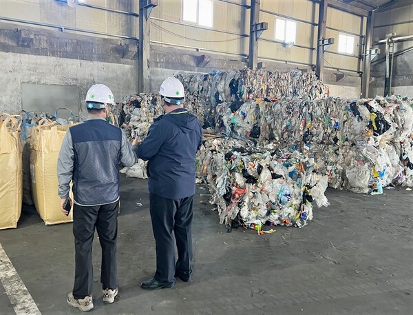 ▲ KTL 직원이 열분해 대상 폐기물을 확인하고 있다.