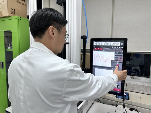 ▲ KTL 직원이 인장 및 압축시험기의 속도를 측정하고 있다.