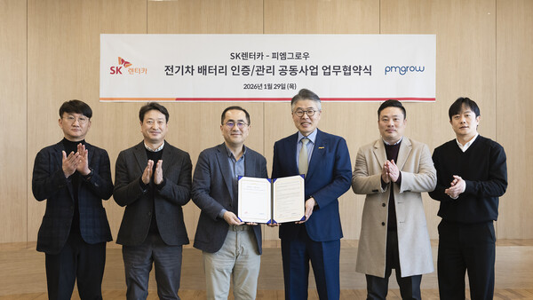 ▲ 이정환 SK렌터카 대표(좌 3번째)가 데이터 기반 전기차 배터리 서비스 업무 협약을 체결한 후 심성현 SK렌터카 매각사업부장, 정현영 렌탈본부장, 박재홍 피엠그로우 대표(우 3번째), 최용성 상무, 박준형 SK렌터카 기술전략팀장과 기념 촬영을 하고 있다.
