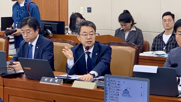 ▲ 박홍배 의원이 국정감사에서 질의를 하고 있다.