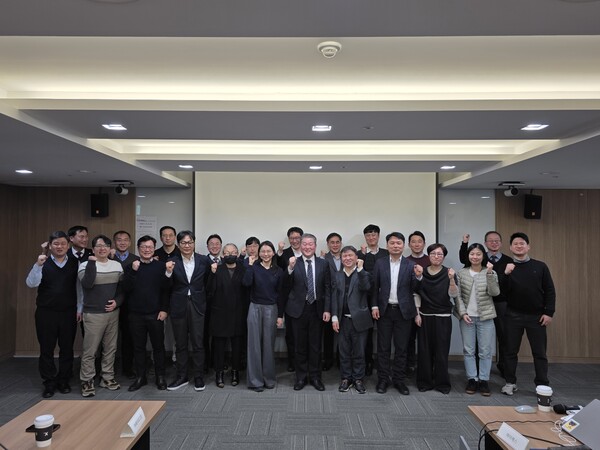 ▲30일 서울 마포구 디캠프 프론트원에서 열린  ‘바이오수소 협의체’ 발족식 참석자들이 기념촬영을 하고 있다. 