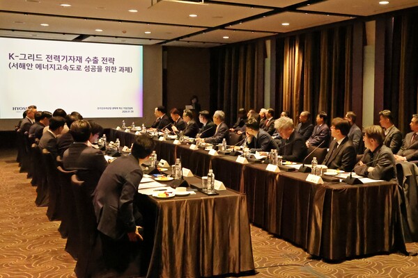 ▲간담회 참석자들이 기업현안 발표를 경청하고 있다.