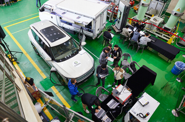 ▲KERI가 기업 관계자들과 함께 전기차와 충전기를 교차, 상호운용성을 시험하고 있다.