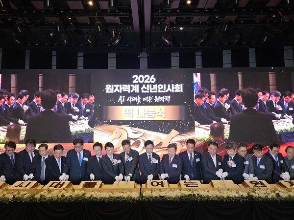 ▲행사에 참여한 주요 관계자들이 떡 나눔식 퍼포먼스를 진행하고 있다.