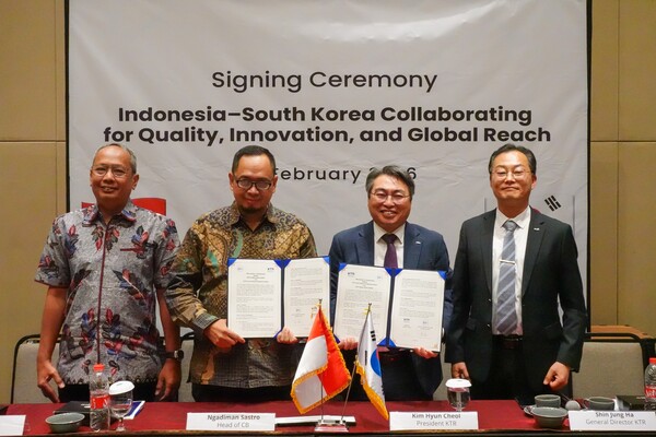 ▲ 김현철 KTR 원장(우 2번째)이 업무협약을 맺은 뒤 응아디만 사스트로 인도네시아 IGS 대표(좌 2번째), IGS 에코 위보워 창립자(좌)와 기념 촬영을 하고 있다.