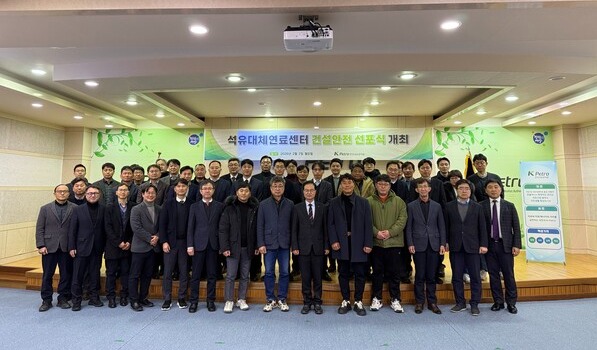 ▲ 안전한 석유대체연료센터 건립을 다짐하는 ‘안전 선포식’ 후 최춘식 석유관리원 이사장을 비롯 임직원, 시공사 및 주요 사업 관계자들이 단체 기념 촬영을 하고 있다.