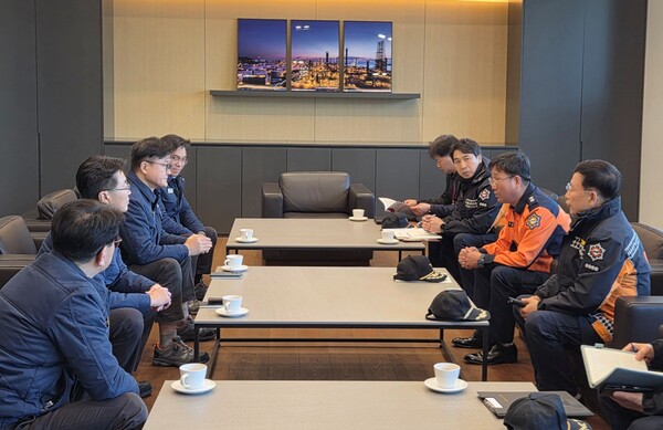 ▲ 성호선 충남소방본부장이 HD현대오일뱅크 서산공장을 방문해 화재취약시설 현장 점검에 앞서 환담을 나누고 있다.