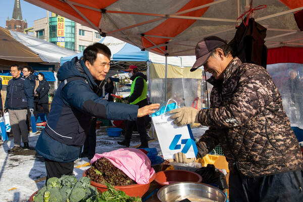 ▲시장 상인들에게 전기안전요령을 설명하며 홍보물품을 나누어주고 있는 남화영 사장.